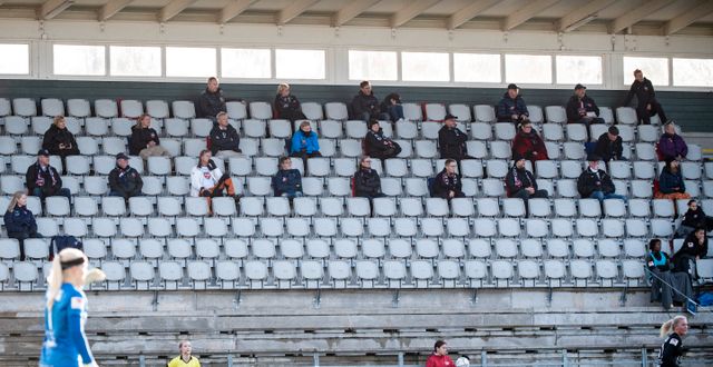 Socialt distanserad publik under en match mellan FC Rosengård och IK Uppsala i damallsvenskan. Johan Nilsson/TT / TT NYHETSBYRÅN