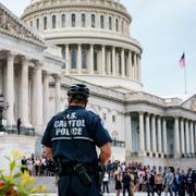 Polis utanför Kapitolium i Washington DC.