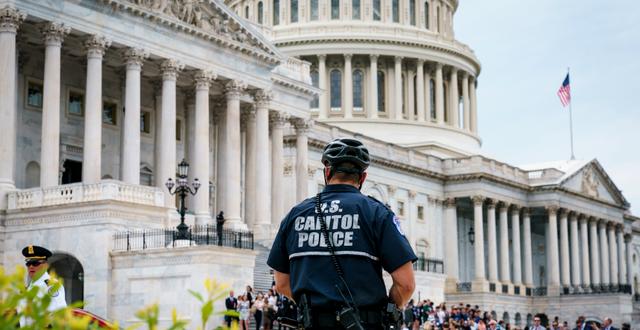 Polis utanför Kapitolium i Washington DC. J. Scott Applewhite / AP