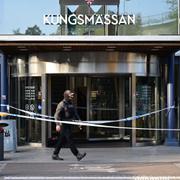 Polis på plats vid köpcentret Kungsmässan i Kungsbacka efter att en person blivit skjuten.