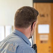 Ordningsvakt vid torsdagens häktningsförhandling vid tingsrätten i Halmstad.