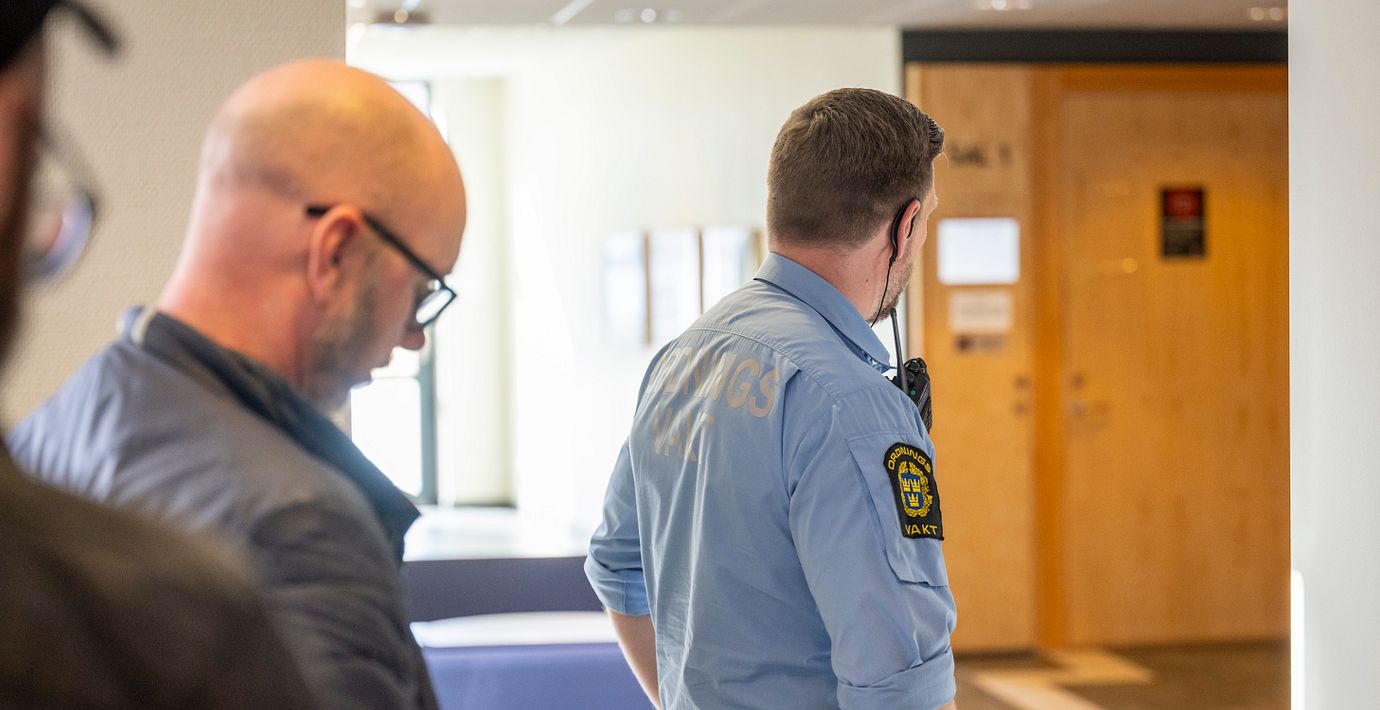 Ordningsvakt vid torsdagens häktningsförhandling vid tingsrätten i Halmstad.