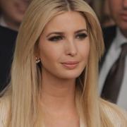 Ivanka Trump under invigningen av USA:s  ambassad i Jerusalem/En flicka drabbad av tårgas i Gaza.