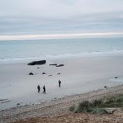 Arkivbild: Franska poliser patrullerar på stranden vid Wimereux i norra Frankrike på jakt efter migranter.