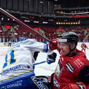 Leksands Martin Karlsson i kamp med Malmös Matias Lassen