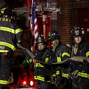 Brandmän arbetar med att släcka branden i Bronx, New York. 
