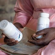 Zimbabwiern Florence Makumene håller i det amerikanska hiv-läkemedel som har rullats ut i landet under februari.