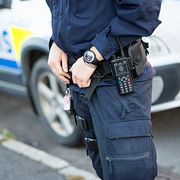 Arkivbild: Två poliser i samtal. 