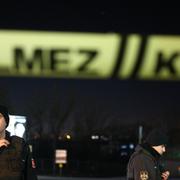 Polis bakom avspärrning vid arenan.