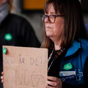 Medlemmar i Vårdförbundet samlade utanför Karolinska Sjukhuset inför att blockade trädde i kraft den 25 april. 