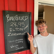 Ollie Bearman bredvid sitt rekord, som senare slogs av Elton Zevenwacht.