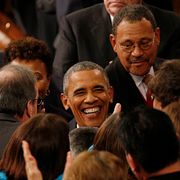 Obama hälsar på kongressledamöter i samband med talet