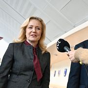 Centerpartiets partiledare Elisabeth Thand Ringqvist (C) på väg till pressträffen.