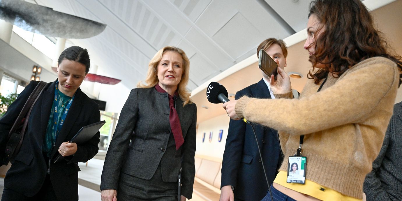 Centerpartiets partiledare Elisabeth Thand Ringqvist (C) på väg till pressträffen.