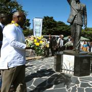 Ceremoni vid staty över Nelson Mandela till minne av hans frigivning för 30 år sedan.