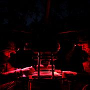 Ukrainska soldater laddar en drönare med en bomb.