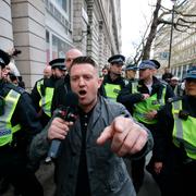 Arkivbild. Tommy Robinson eskorteras bort från en demonstration av brittisk polis. 