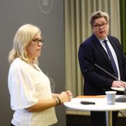 Utredaren och rådmannen Sara Markstedt och justitieminister Gunnar Strömmer under en pressträff i samband med överlämningen av promemorian ”Vistelseförbud på allmän plats och vissa andra platser”, 26 juni.