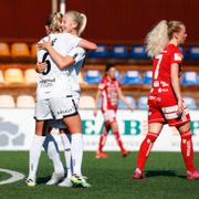 Rebecka Blomqvist jublar med Julia Roddar efter sitt 5-0 mål.