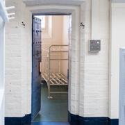 Enligt Storbritanniens fängelseinspektör är de felaktiga frisläppningarna ett tecken på överbeläggning.