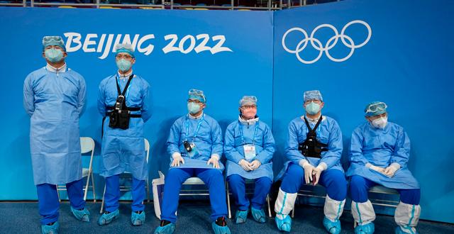 Medicinsk personal vid en kanadensisk hockeyträning inför OS.  Jeff Roberson / AP