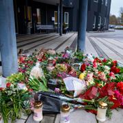 Blommor vid brottsplatsen.
