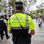 En polis på La Rambla i Barcelona. 