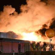 Enheter från flera brandstationer deltar i släckningarbetet efter branden i Landskrona.