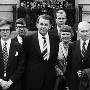 Statsminister Thorbjörn Fälldin (C), i mitten, med sin nya regering på inre borggården efter konselj med kungen. Det jämna valet 1979 avgjordes först när post- och utlandsrösterna hade räknats.