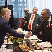 Nya Zeelands premiärminister Chris Hipkins skakar hand med sin motsvarighet från Papua New Guinea, James Marape.