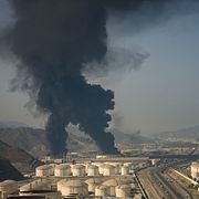 Arkivbild från 14 mars: Rök stiger från oljeanläggning i UEA. 