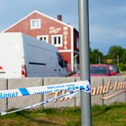 Polisens avspärrningar på brottsplatsen.