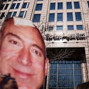 Journalistfacket protesterade utanför Washington Posts redaktion efter nedskärningsbeskedet,  bland annat med ett uppförstorat porträtt av ägaren Jeff Bezos med ordet ”Girig” i pannan.