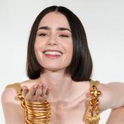 Lily Collins spelar ”Emily” i Netflix-serien ”Emily in Paris”.