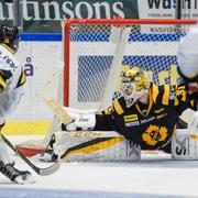 Brynäs Kevin Clark mot Skellefteås målvakt Joni Ortio.