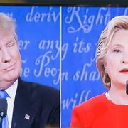 En debatt mellan Donald Trump och Hillary Clinton visas på tv i Sydkorea. 