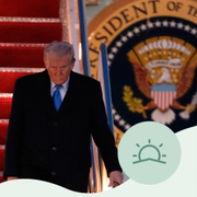 Trump går av Air force one i natt.