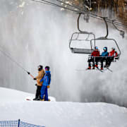 Skid- och snowboardåkare i Flottsbrobacken. 