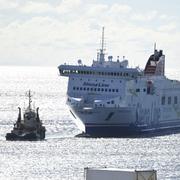 Stena Scandica bogseras in till Nynäshamn efter branden.