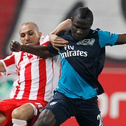 Arsenals Emmanuel Frimpong i kamp mot Olympiakos Rafik Djebbour.
