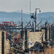 Flygplanskroppen bröts i två delar och exploderade när planet kraschade in i en betongmur strax utanför landningsbanan. 