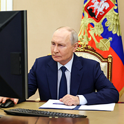 Bilder från när Putin röstade