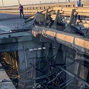 Fotot är släppt den 17 juli 2023 och ska visa förstörelsen på Krymbron efter attacken under måndagen. AP