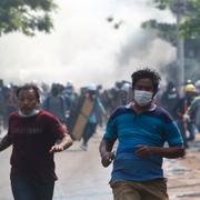 Demonstranter som protesterar mot militärkuppen i Mandalay 13 mars. 