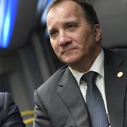 Frankrikes president Emmanuel Macron och statsminister Stefan Lofven i Volvos buss på väg till Volvos fabrik under EU:s toppmöte för rättvisa jobb och tillväxt.