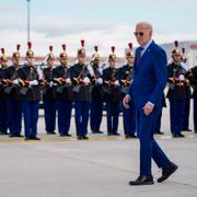 USA:s president Joe Biden på flygplatsen Orly utanför Paris.