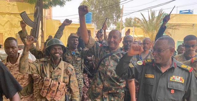 Abdel-Fattah Burhan, general för Sudans armé, besöker soldater i Khartum. AP