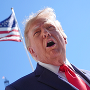 En bild från Moskva samt en bild på Trump.