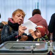 Först ledde nej-sidan men sedan räknades rösterna i huvudstadsregionen Chisinau och utlandsrösterna. Då krympte skillnaderna, skriver TT. 