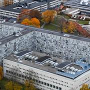 Flygbild över Radiohuset med Sveriges radio (tv) och tv-huset med Sveriges television.